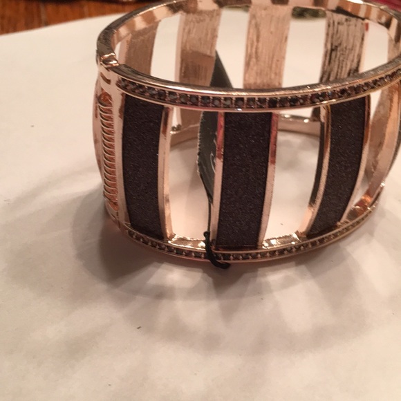 NWT Guess rose gold dark rhinestone wide bangle - Picture 2 of 4